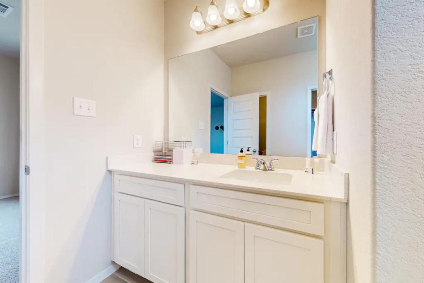 Modern & Stylish Retreat Near Downtown- New Home Austin Exterior photo